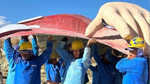 Momento histórico para devotos da beata do Ceará: primeiras partes da imagem de 20 metros chegam ao Complexo de Benigna