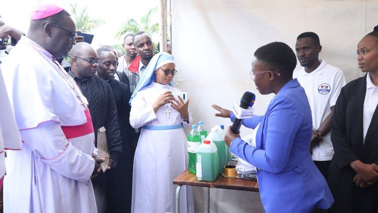 Askofu Kassala akikagua shughuli za wahitimu wa MWECAU