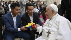 Hermanos Beltran regalan la bandera de Colombia durante el encuentro en Vaticano.