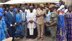 Visite pastorale de Mgr Paul Lonsti Keune, évêque de Bafoussam, dans la région Ouest du Cameroun, à la prison principale de Dschang, le 23 novembre 2023.