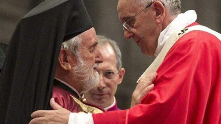 O Papa Francisco com o teólogo do Patriarcado Ecumênico de Constantinopla Ioannis Zizioulas (Vatican Media)