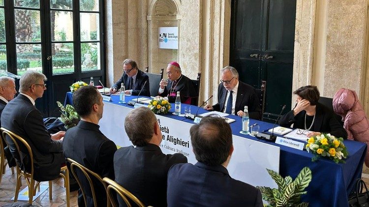 O momento da conferência de estudos na sede da Sociedade Dante Alighieri, em Roma