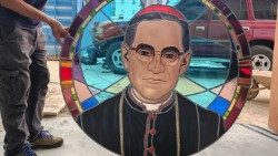 3_Glasfenster_mit_dem_Bild_des_Kirchenpatrons_Oscar_Romero.cKirche_in_Not.jpeg