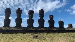 Nell'Isola di Pasqua sono distribuiti 887 moais, enormi sculture antropomorfe legate alle figure ancestrali del popolo Rapa Nui