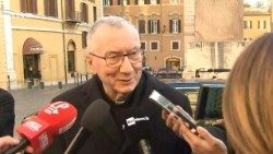 Vatikánský státní sekretář kardinál Pietro Parolin v rozhovoru s novináři v Římě 29. listopadu 2023
