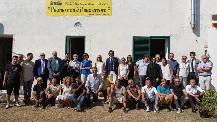 Foto di gruppo tra educatori e ospiti