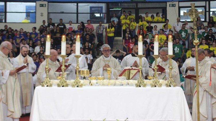 Momentos de reflexão e oração durante a Jornada Estadual da Juventude