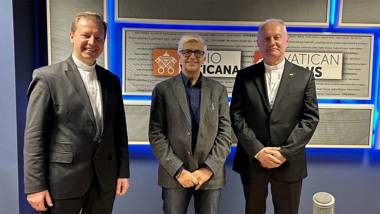Rektor KUL ks. prof. Mirosław Kalinowski z Andreą Torniellim, dyrektorem programowym mediów watykańskich oraz ks. Pawłem Rytel-Andrianikiem, kierownikiem sekcji polskiej Radia Watykańskiego - Vatican News 