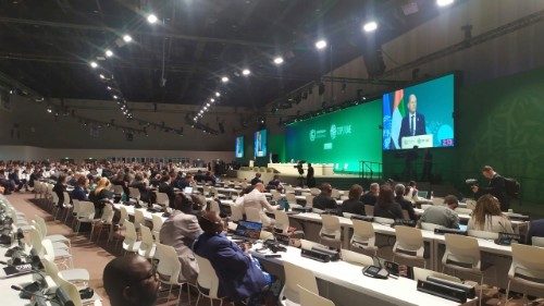 Cop28: Fosilní paliva v centru prvních debat a zřízení fondu pro země postižené klimatem
