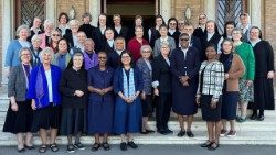 Sedemintrideset Šolskih sester de Notre Dame iz 11 držav se je od 24. oktobra do 17. novembra zbralo na svojem 25. generalnem kapitlju v Rimu.