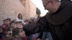 Frei Francesco Patton com as crianças em Belém