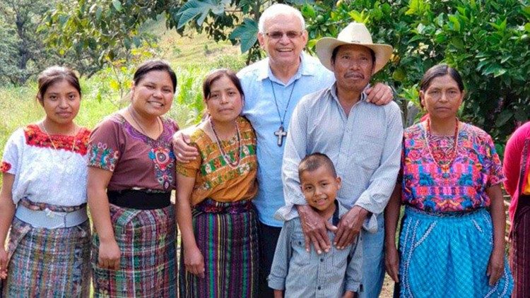 El cardenal Ramazzini junto a miembros de comunidades campesinas