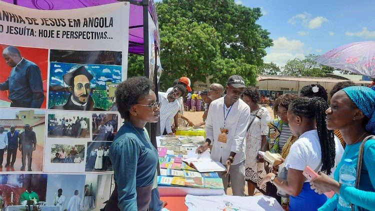 Illustration de la séance d'exposition des polos et images de quelques jésuites en Angola