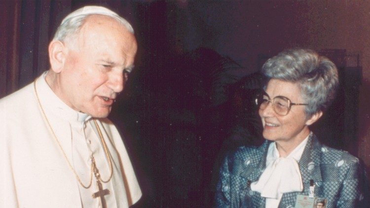 Chiara Lubich in un incontro con san Giovanni Paolo II 