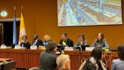 Arcebispo Balestrelo r Irmã Smerilli na apresentação da Laudate Deum em Genebra