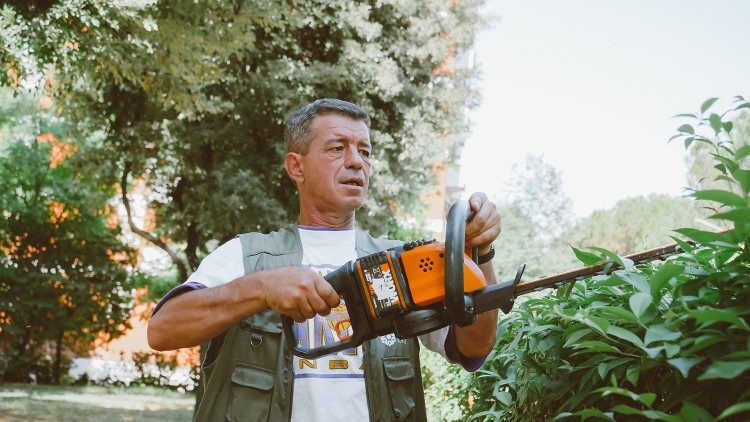 Uno dei giardinieri al lavoro in un'area di Roma da riqualificare