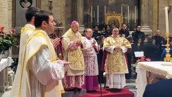 O arcebispo Edgar Peña Parra no altar do santuário romano de San Salvatore in Lauro (Vatican Media)