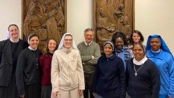 Dr. Paolo Rufini encontra grupo de religiosas que realizam um estágio na Rádio Vaticano.