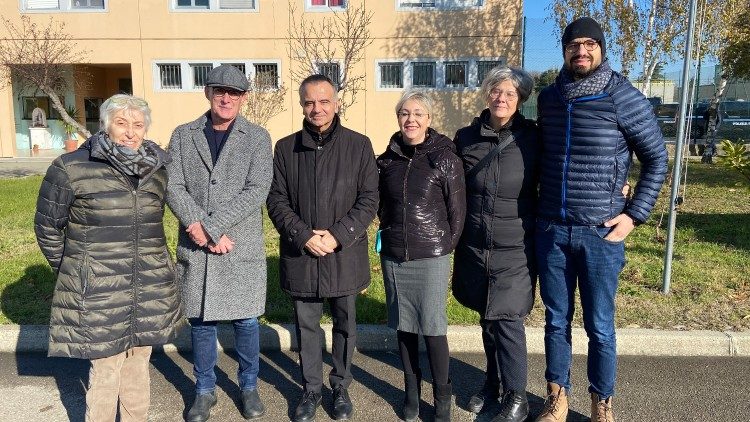 Erzbischof Erio Castellucci (mittig) mit Freiwilligen, Pädagogen und Vertretern von Coopattiva