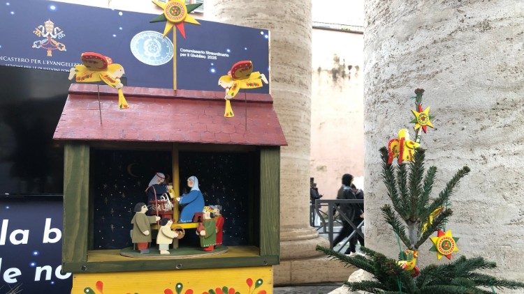 Presépio trazido da Ucrânia feito de acordo com a tradição de fazer brinquedos de madeira