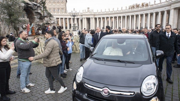 Papst Franziskus bei der Krippe auf dem Petersplatz