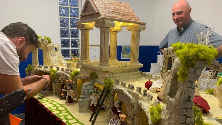 Trabajando en el taller instalado en el Oratorio de San Leonardo