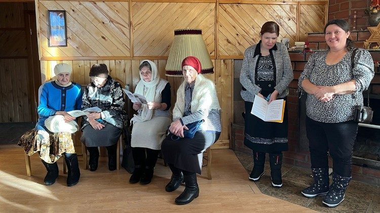 Quelques paroissiennes réunies pour préparer les chants de Noël. 