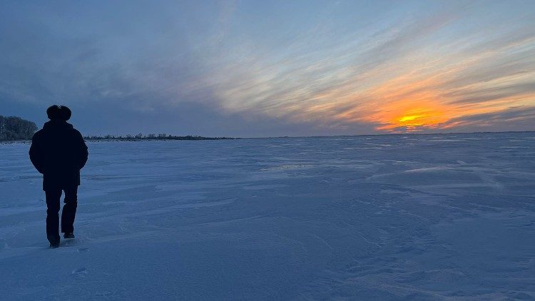 Un prêtre missionnaire du Kazakhstan marche pour rejoindre le village de sa communauté. 