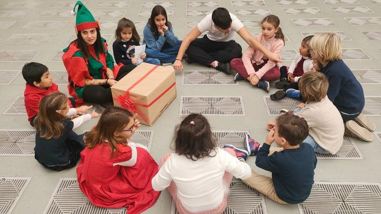 Die Kinder erwarten den Papst