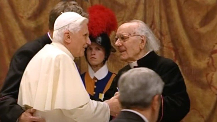 Benedikt XVI. 2006 nach einem Konzert mit dem Vatikan-Kompositeur Domenico Bartolucci