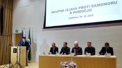Branje skupne izjave verskih skupnosti v Sloveniji proti uvajanju samomora s pomočjo v slovensko zakonodajo.