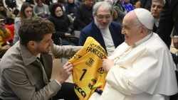 Il Papa col campione di volley Bruno Mossa de Rezende all'udienza generale