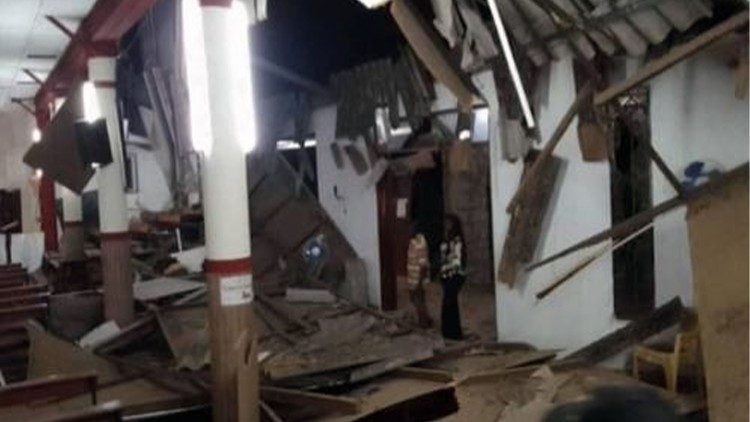  Une Église touchée par l'incendie en Guinée. 