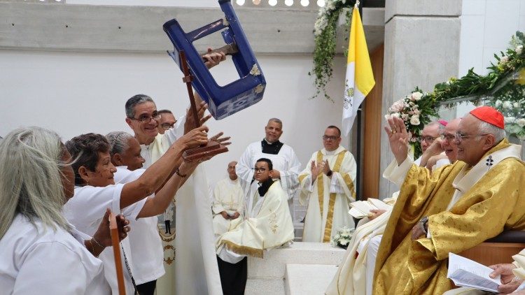 Un tabouret apporté à l'autel pendant le chant de l'offertoire.