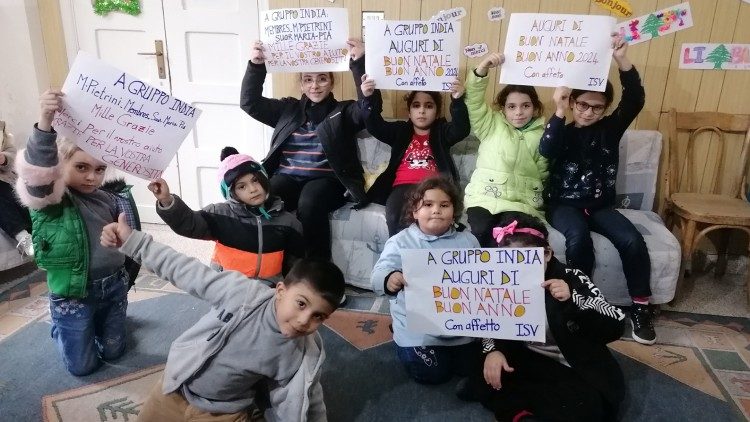Liban: les enfants pris en charge par les Sœurs de la charité de sainte Jeanne-Antide Thouret souhaitent un joyeux Noël à l'association «Gruppo India». 