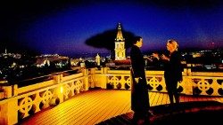 Claudia Kaminski und Father David Steffy L.C. im Gespräch auf der Dachterrasse des Notre Dame Centers Jerusalem