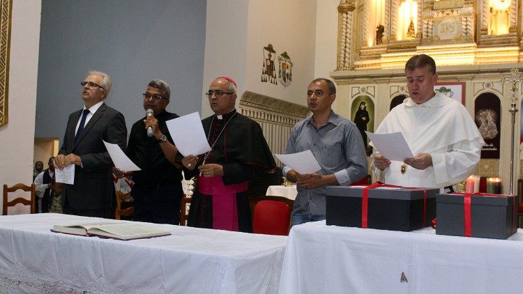 Celebração na Catedral de São Raimundo Nonato, no Piauí (à direita, o postulador-geral frei Reginaldo Roberto Luiz)