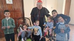 Kardinal Krajewski im Waisenhaus in Bethlehem 