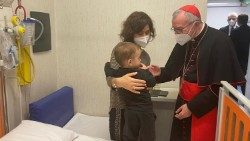 O cardeal Parolin com um pequeno paciente do Hospital Menino Jesus