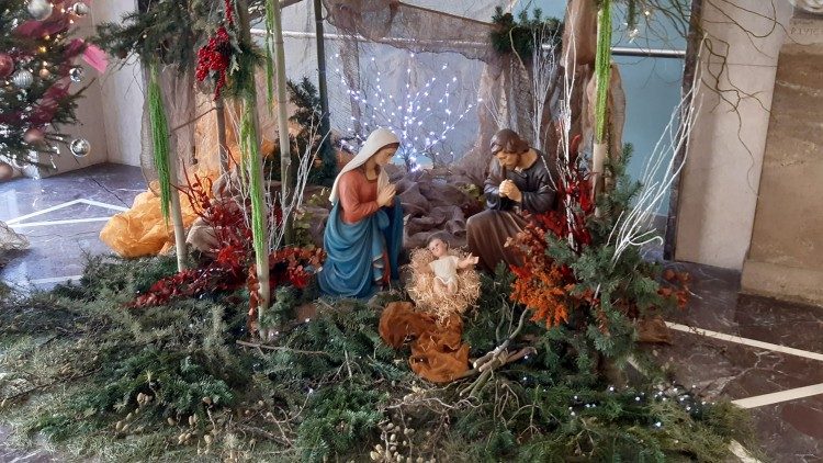 2023.12.23 Cardinale Parolin all'Idi, benedizione del bambinello nel presepe all'ingresso dell'Idi