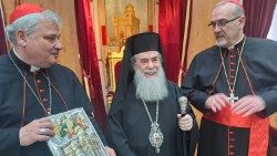 Die Kardinäle Krajewski und Pizzaballa mit Patriarch Theophilos III.