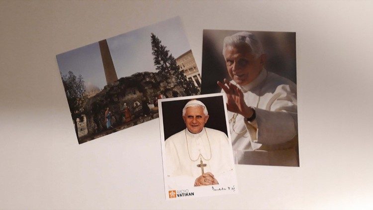 Die Kärtchen, die unsere Freunde vorrätig haben - nebst der Krippenpostkarte aus dem vergangenen Jahr