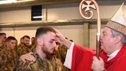 意大利随军主教马尔恰诺在科索沃与军人一起庆祝圣诞节