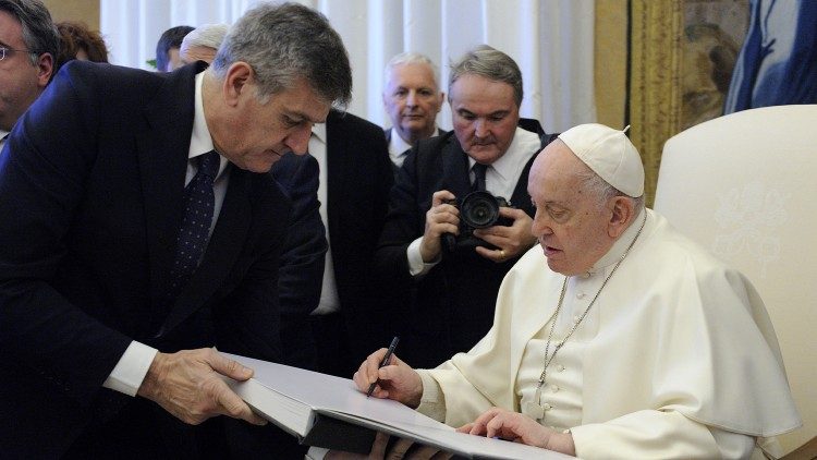 Падчас сустрэчы з групай фатографаў, акрэдытаваных пры Зале Друку Святога Пасада (Foto by Katarzyna Artymiak)