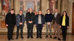 Il vescovo di Treviso Michele Tomasi insieme ai membri che hanno costituito la fondazione di partecipazione alla Cer