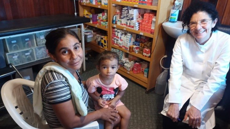 Profissional da sa&uacute;de em atendimento no Barco Hospital Laguna Negra