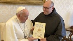 Voščilo otrojk iz Jesola je papežu predal p. Marco Moroni