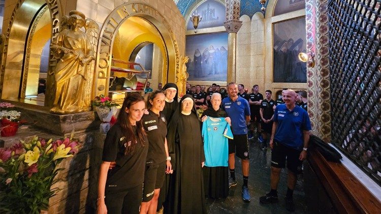 Un grupo de árbitros en la capilla que alberga las reliquias de Santa Rita