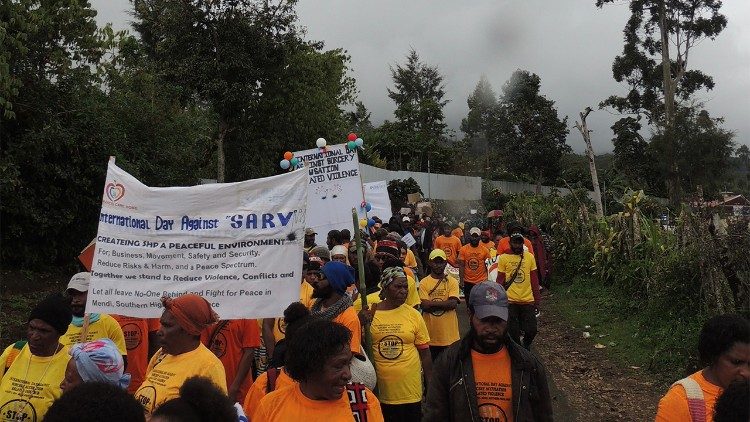 Demo anlässlich des Aktionstages in Mendi; Schwester Lorena ist mit dem Papst über das Thema im Gespräch