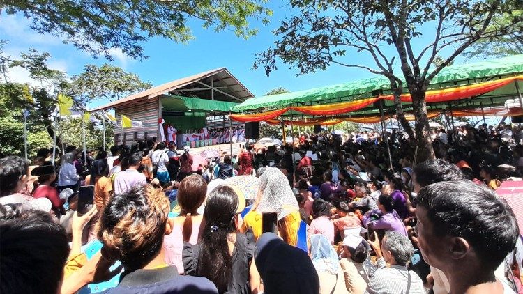 Un gruppo di fedeli partecipa alla celebrazione  all'aperto